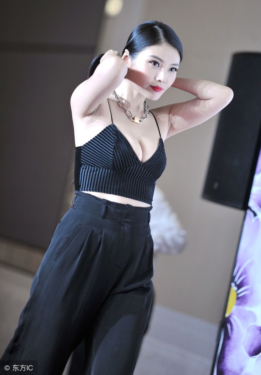 徐冬冬出席活动穿着内衣就出来,网友:胆子太大了,性感十足