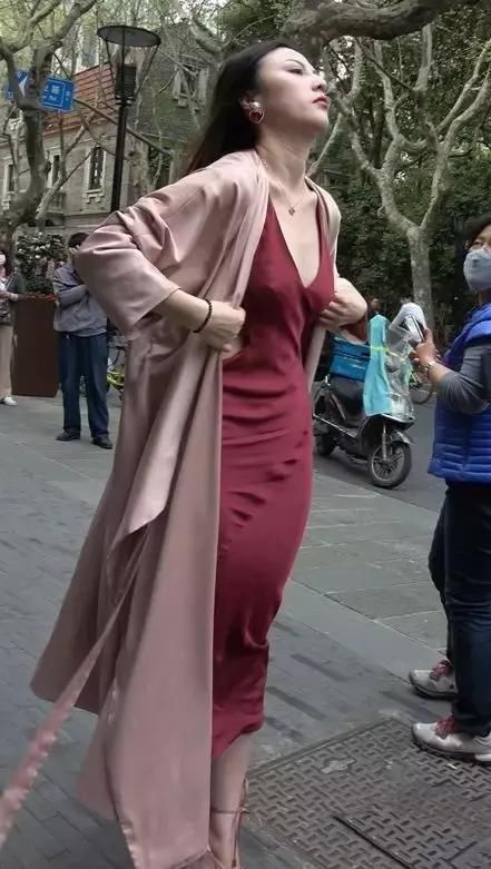 长款连衣包臀裙搭配咖色高跟鞋，豪放不羁霸气十足