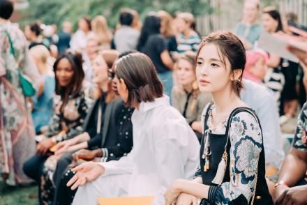 纽约时装周古力娜扎阿汤嫂比邻而座全程无互动，被孤立的中国小花