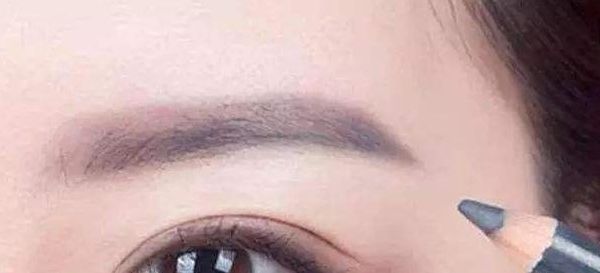  看起来■喜欢画眉的女人，记住这几点，效果快又漂亮，过年聚餐人人夸美