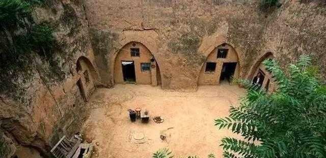  #地下#中国有个神秘的村庄, 房子都建在地下 那下雨怎么办