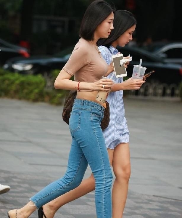  #美女#清新特别的牛仔裤美女，给人成熟优雅的气质！