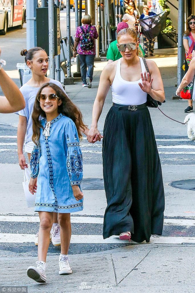 组图：詹妮弗洛佩兹穿无袖上衣秀美胸 女儿笑容大方星味十足