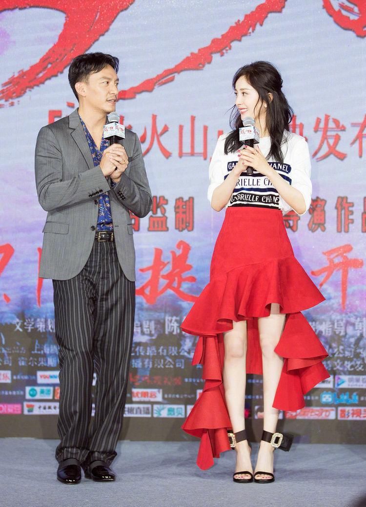 杨幂不过穿了件小红裙，就美回了18岁，大长腿可以给满分