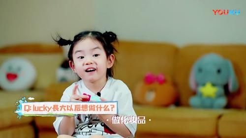 戚薇巴黎时装周看秀，三白眼比ab明显，没戴大美瞳有点认不出来！