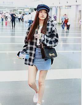 宋祖儿少女感爆棚，机场牛仔短裙狂秀大长腿，网友：看完不淡定了