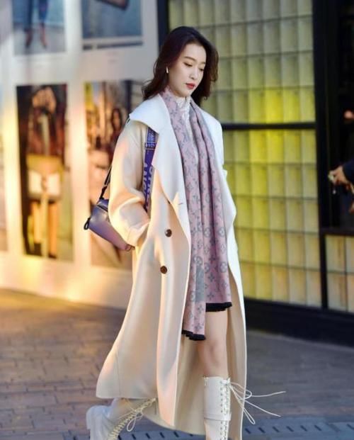  女人味@养眼女神街拍：明眸善睐的美女，一件黑色的连衣裙，时尚美丽女人味