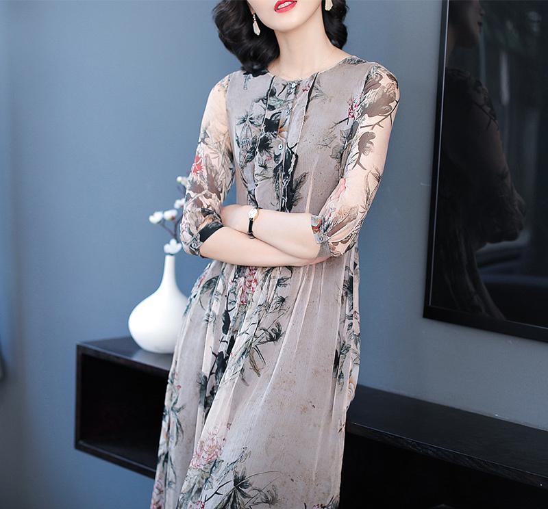 四五十女人别老穿便宜货，三伏天穿时髦蚕丝裙，美的不像中年人