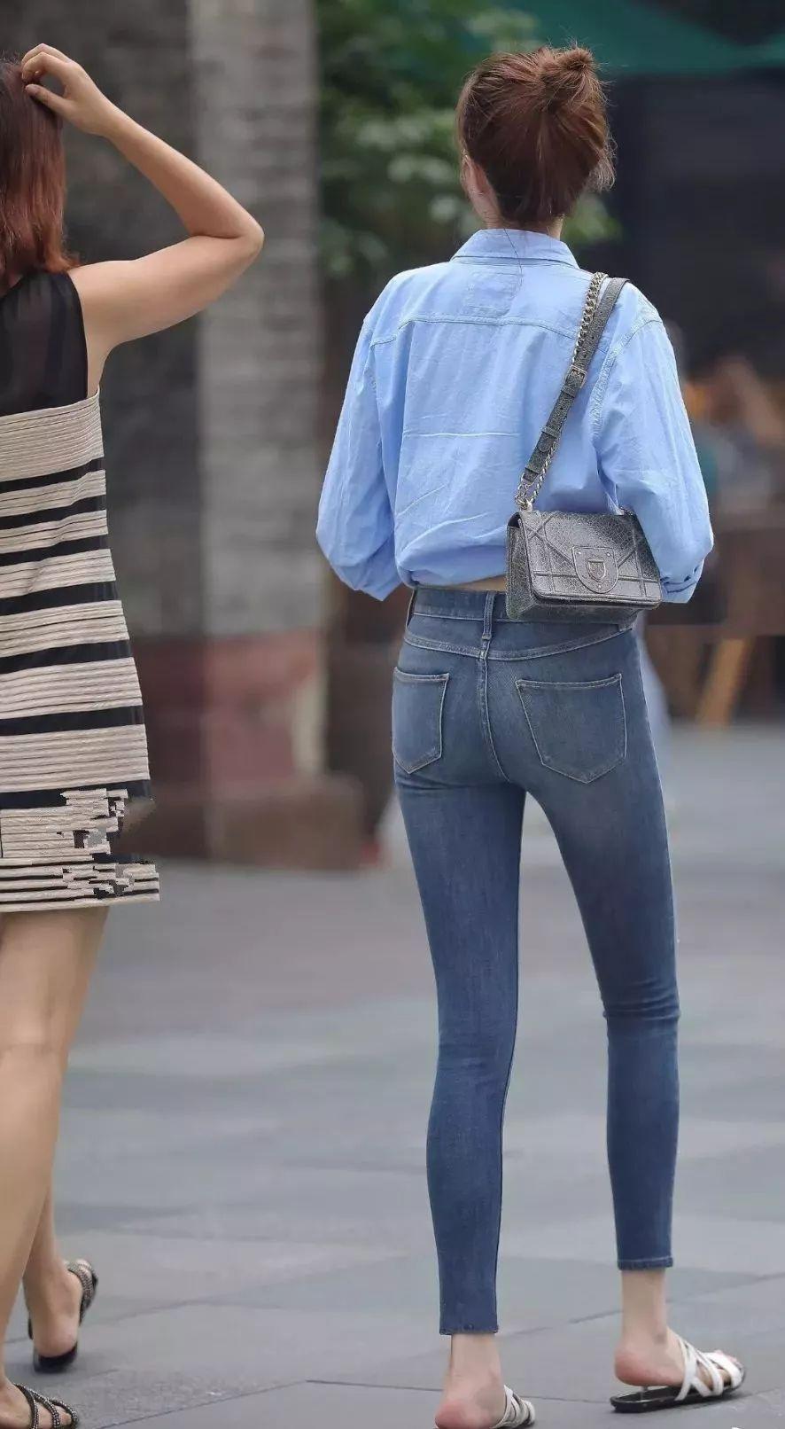 街拍：丸子头女生才是真正的魔鬼身材，还有谁！