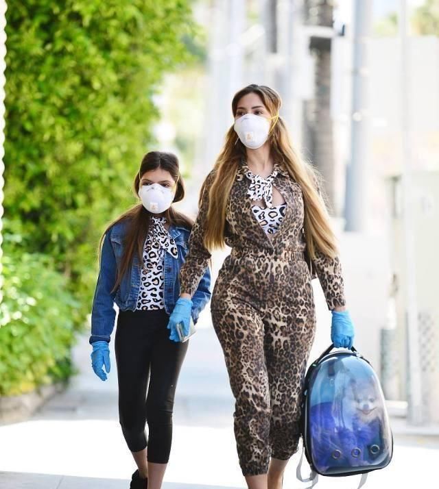  「曲线魅力」法拉·亚伯拉罕和女儿穿亲子装，戴着虎纹口罩，太有野性魅力