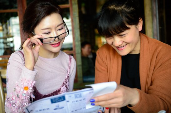 实拍:云南50岁退休大妈冻龄不老，与25岁女儿同出门似姐妹