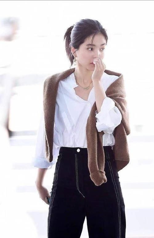  『气质』韩国又一女神火了，金泰梨衬衣配阔腿裤，搭个毛衣气质淡雅出众