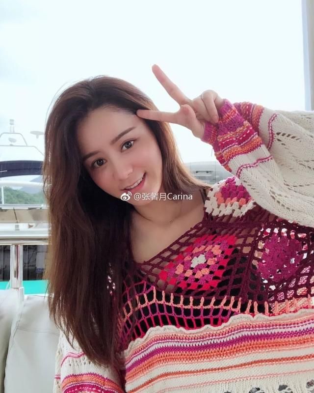 林峯绯闻女友遭网友谩骂“野鸡”，懒理流言海边度假，大秀性感身