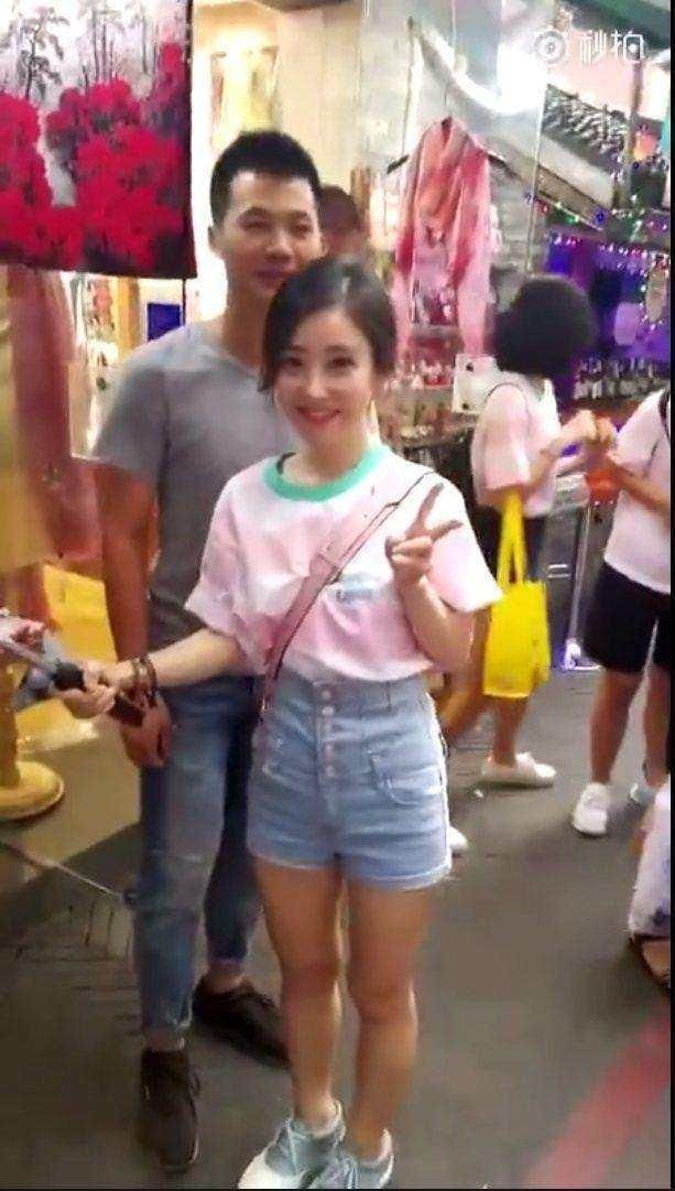 邓紫棋27岁，冯提莫也是27岁，网友：长腿和短腿一眼就能看出差距