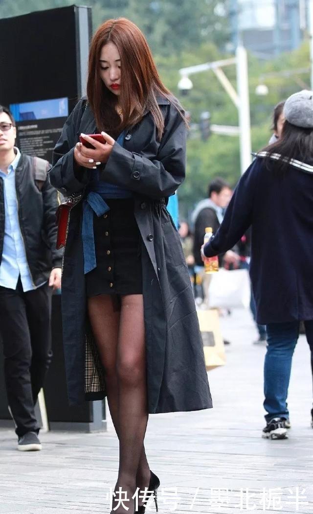  都市女性|美女短裤搭配一双透明一字带高跟凉鞋，尽显都市女性的青春与时尚