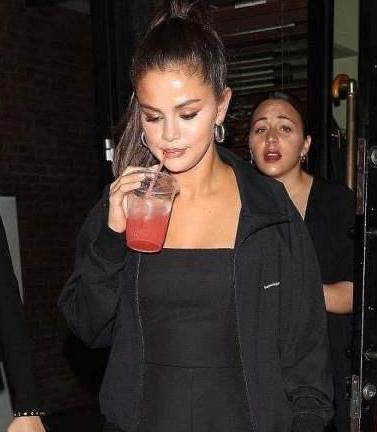 赛琳娜前往时装周，穿开叉裙好性感，不去看秀先去餐厅喝果汁？