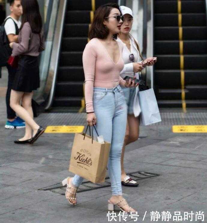 街拍:穿紧身T恤的气质辣妈,遮不住的好身材