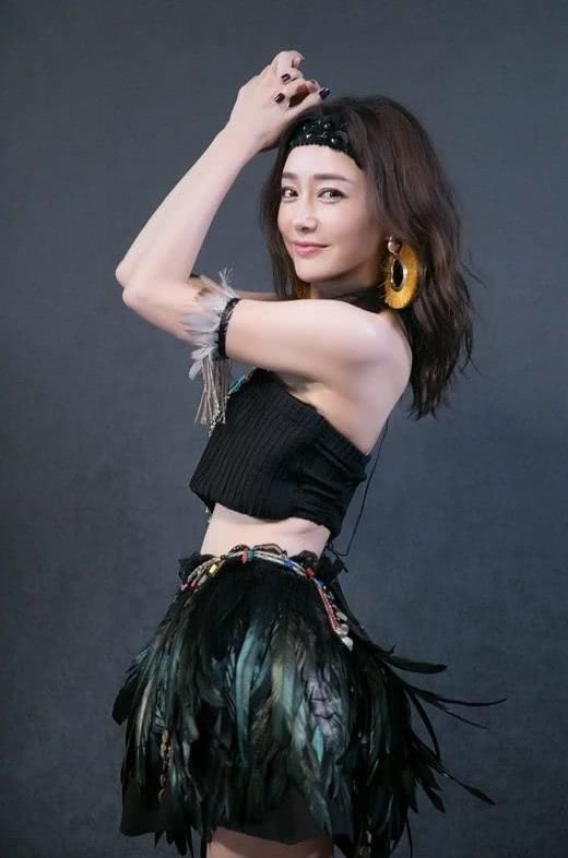 秦岚变身成原始人，直接拿羽毛做成短裙？穿在身上别有一番风味