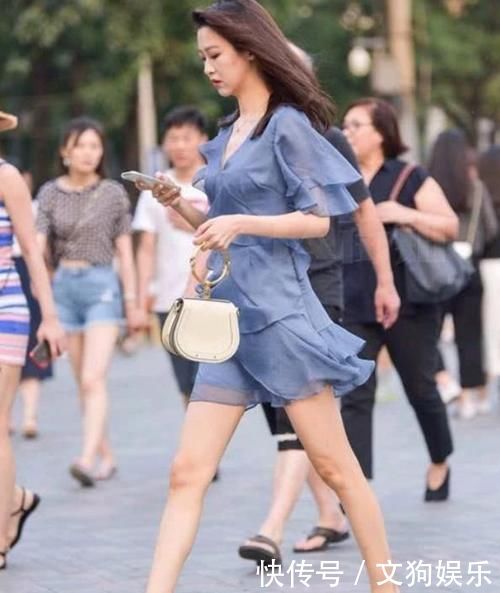 『出自己的时』街拍:丰姿绰约的小姐姐,一件吊带背心配牛仔短裙,时尚优雅迷人