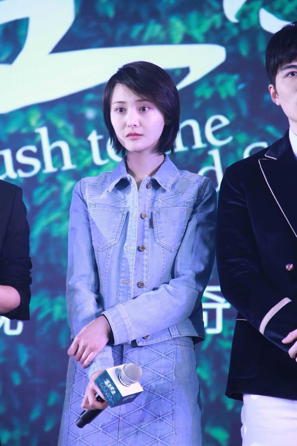 郑爽机场大秀素颜，不过黑眼圈太吓人！网友：熬夜看世界杯了？