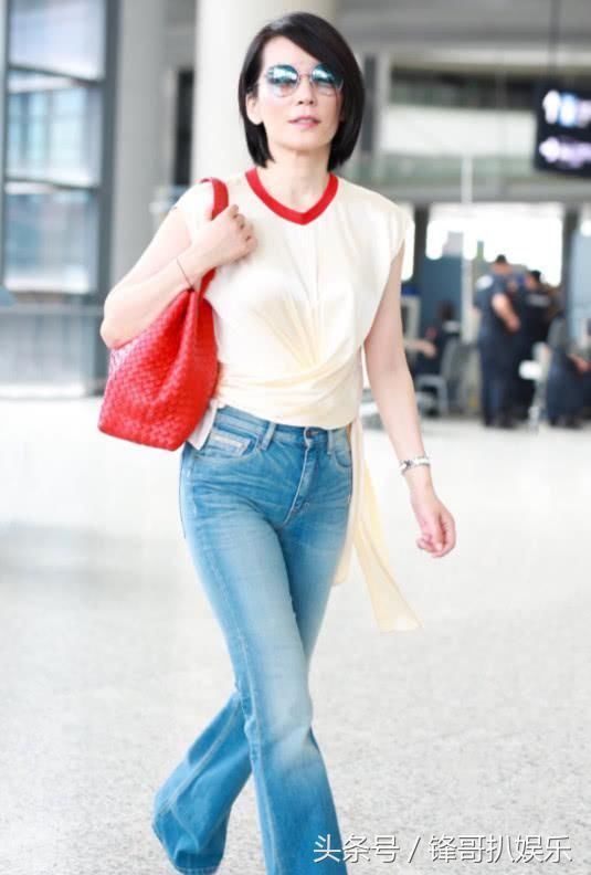 俞飞鸿短发亮相很清纯，但虚胖的手臂出戏了，女神也老了！