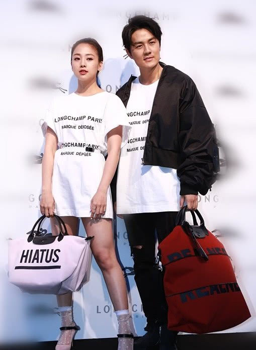 吴映洁真是太会穿了，不过是一条腰带，白T也能变裙子！