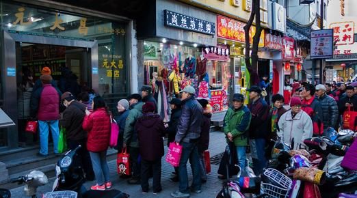 南方人比北方人还能喝？排队2小时就为买酒！北方人表示看不懂