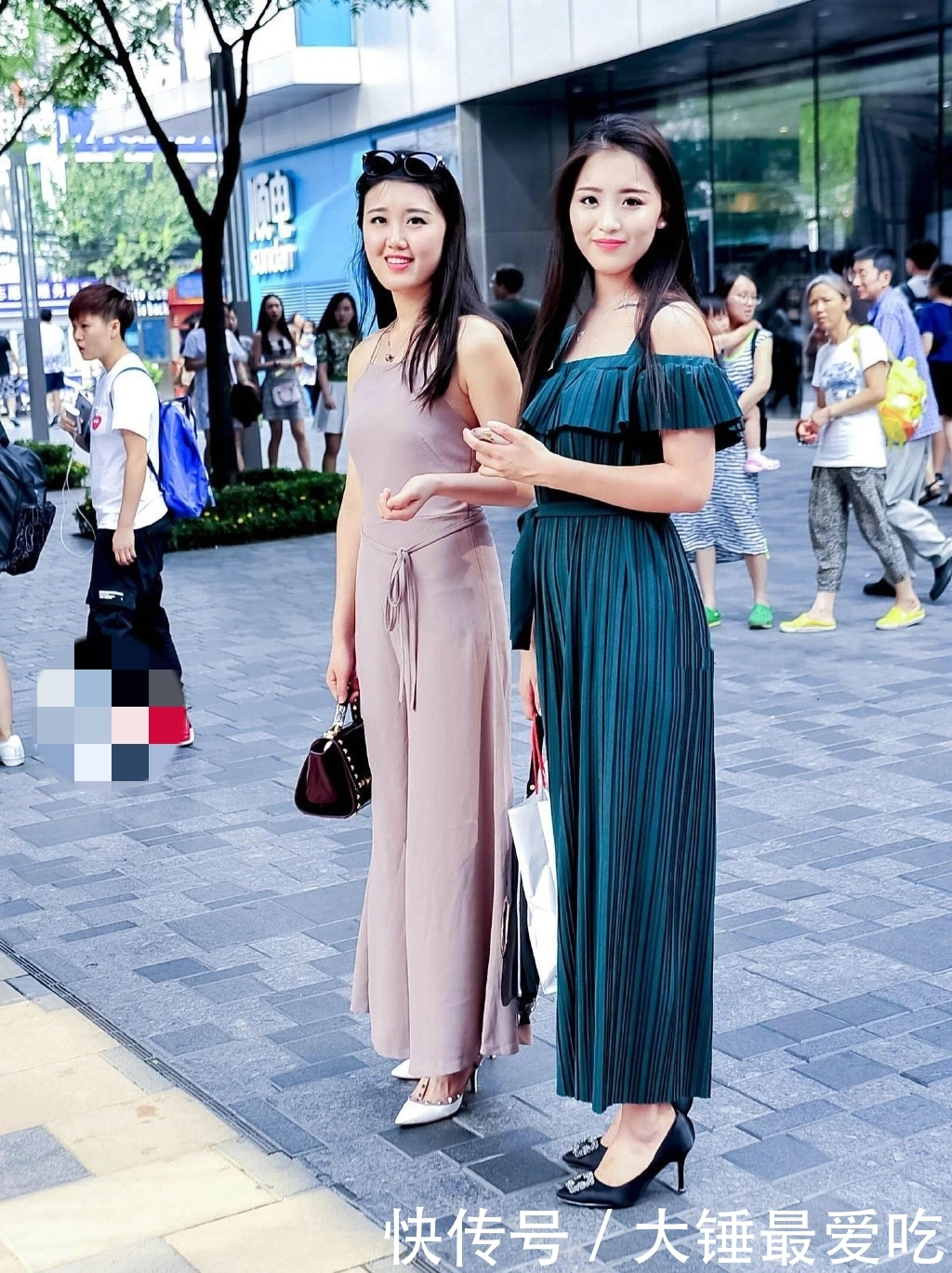  『漂亮』两位漂亮的美女，站立街头宛如一对姐妹花，性感优雅