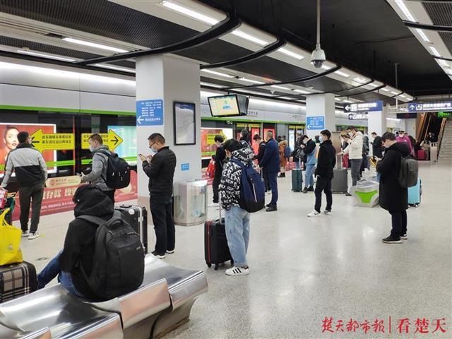  『恢复』恢复运营三天部分站点客流较大，武汉地铁提醒：扫码乘车要注意这四点