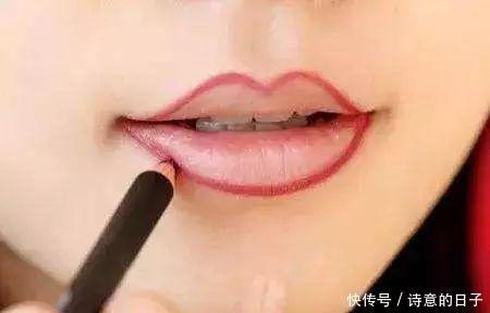  女生■涂口红时，最好避开4个“低级错误”，很多女生不懂，难怪老掉色