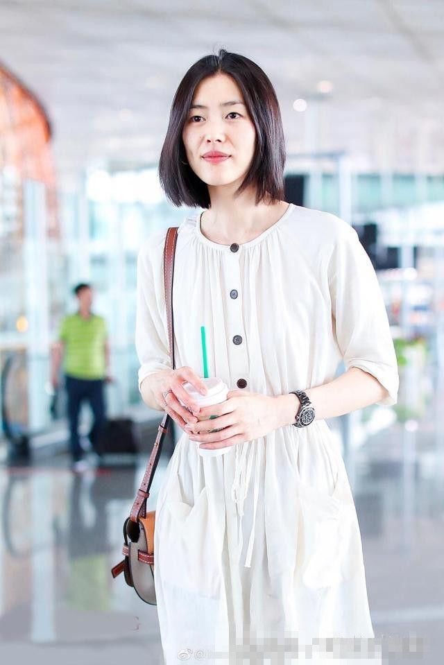 刘雯把300块连衣裙穿出了三万块的效果，网友:超模就是不一般!