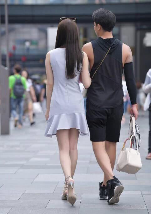  女性|穿上鱼尾连衣短裙，让女性变得简约优雅