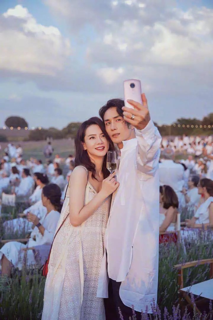 戚薇李承铉西班牙秀恩爱，再次上演撞色情侣衫，白衣翩翩如梦如幻