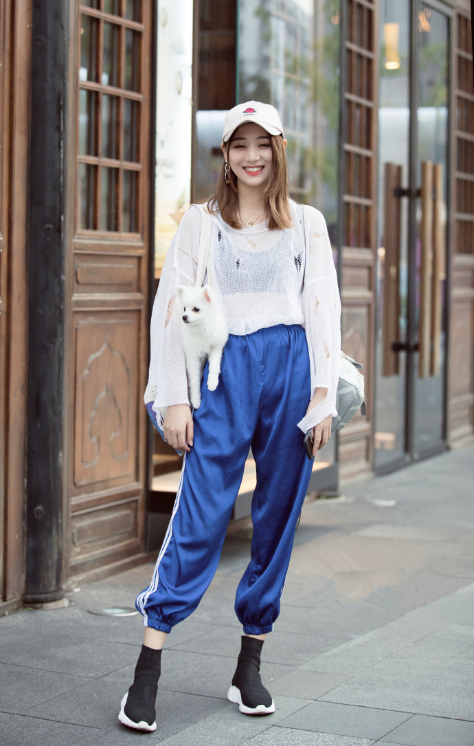 穿白色紧身上衣的小姐姐是仙女，拥有只有天上才有的性感魅人身材