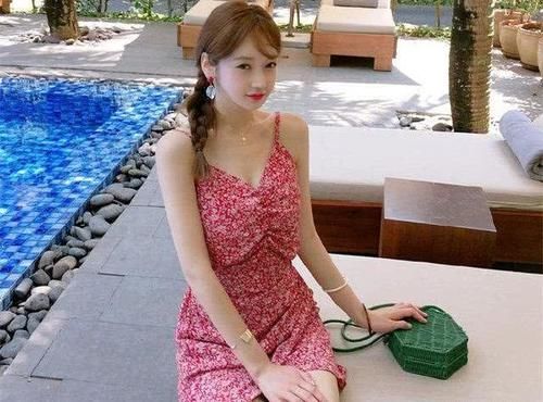 一条印花裙让她的气质得到质一般的提升，整个人都散发出迷人气息