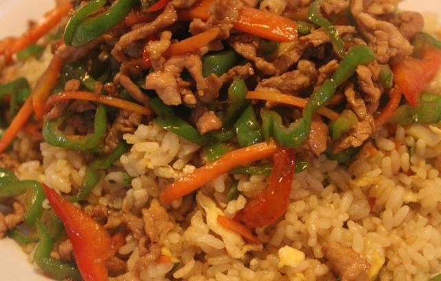  将里脊肉■青椒即是配菜也是主菜，下饭下酒青椒肉丝，爽口开胃虎皮椒