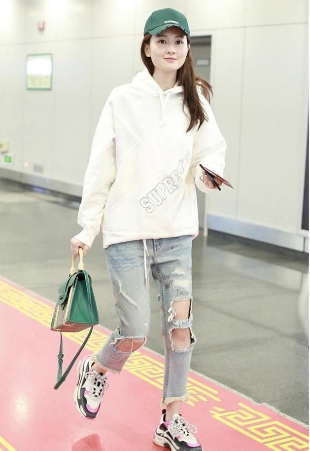 "promot_title":"{\"i8\": \"街拍:都市丽人\"收起你的小白鞋吧,今年“老爹鞋”大火,明星、潮人贼爱穿