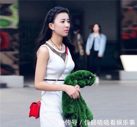  飘飘|街拍：美女黑色一字肩短裙，长发飘飘，女神范十足