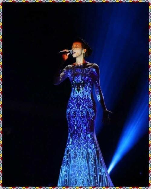 莫文蔚出席活动,穿露背连衣裙大秀身材,网友:敢这样穿的只有你