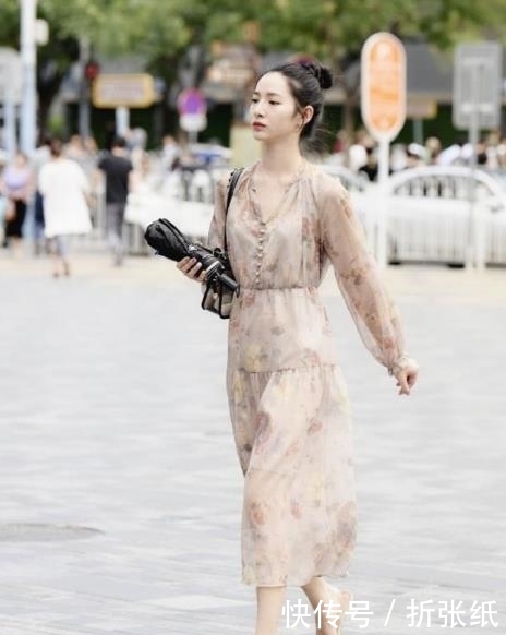  『小姐姐』街拍：雪肤花貌的小姐姐，一条黑色的吊带连衣裙，时尚优雅女人味