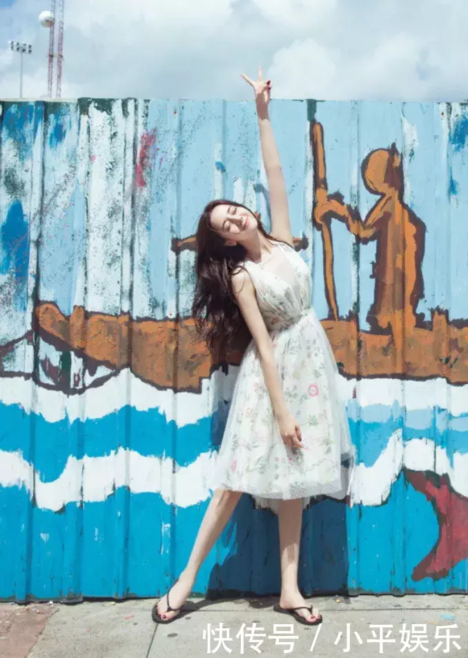 迪丽热巴穿泳衣，简直就是出水芙蓉啊，这身材大幂幂服气啊！