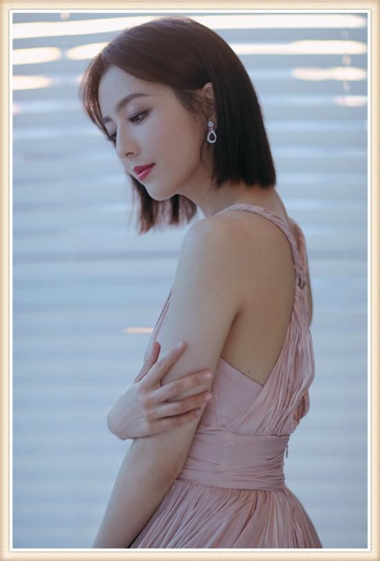 佟丽娅88斤，周冬雨也88斤，二人同穿粉色吊带裙，差距竟如此尴尬