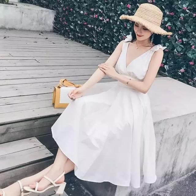 去年的连衣裙别穿了，学学时髦女人这样穿，走哪都是风景线