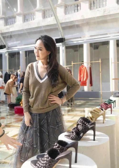  【a932】章小蕙“名媛”气质不是吹的，深V针织衫配薄纱半身裙，哪像56岁