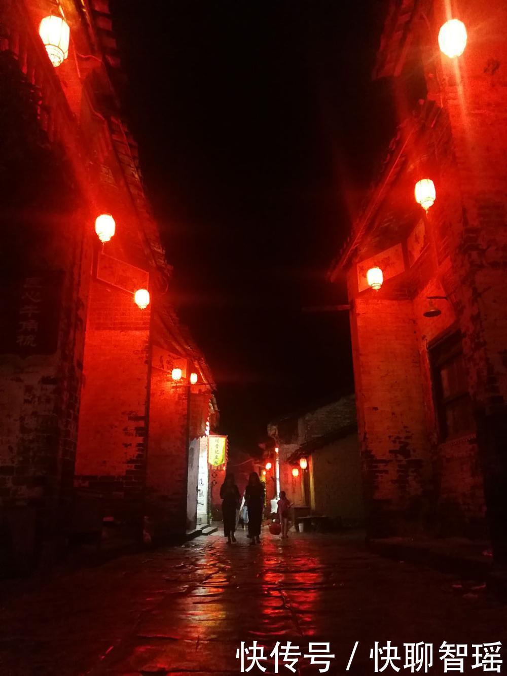 广西的深山里藏着一座千年古镇, 夜晚的红色魅影分外迷人