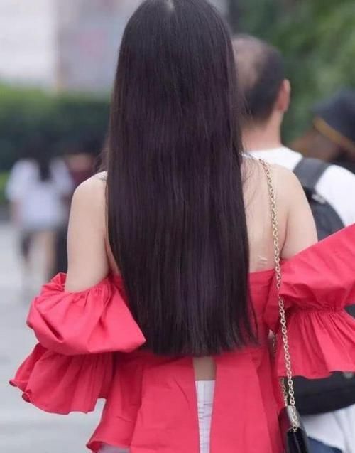 「短袖」街拍:天生丽质的小姐姐,一件深色短袖配蓝色短裤,青春活力气质