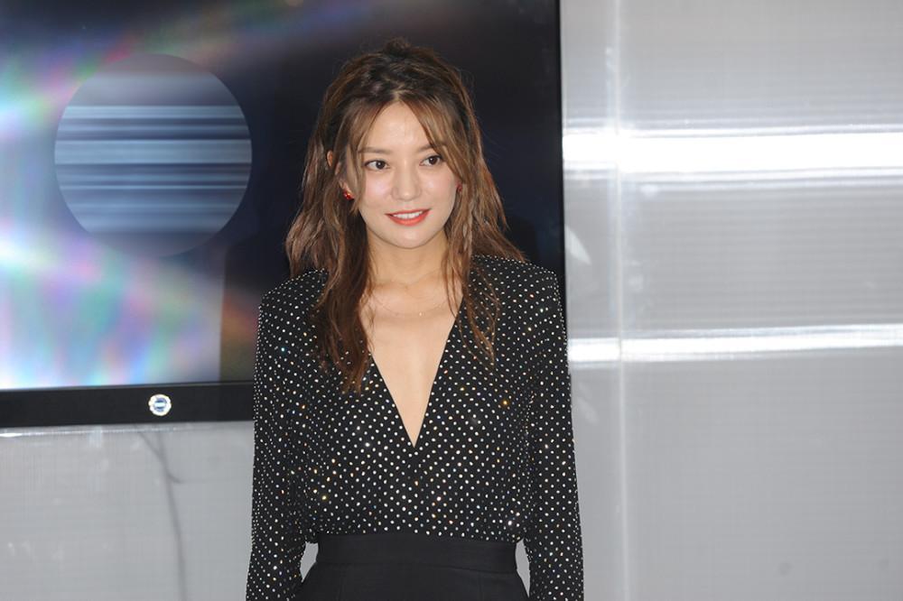 赵薇穿深V露排骨胸，看来真是瘦了不少！