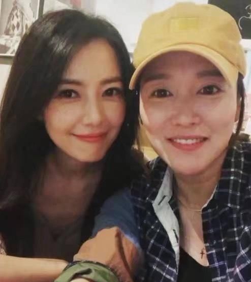  『产后』高圆圆产后素颜显年纪？发际线太高了，手指暴露了婚后真实状态