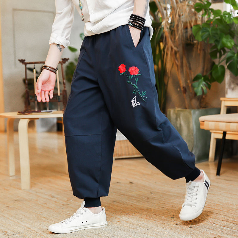 香 港出差!细看小伙子一个比一个精神，原来他们都不穿牛仔裤的