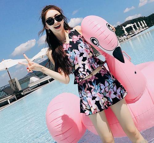 细腰长腿小姐姐,身着时尚的泳衣,好看又性感,身段展现优雅 !